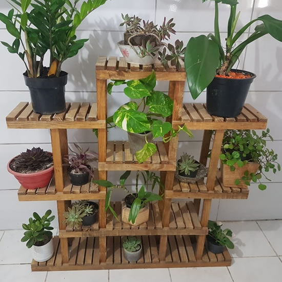 Suporte para vasos de plantas em madeira
