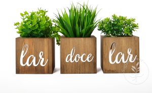 Kit 3 Vasinhos Decorativos de Madeira com Plantas Artificiais Inclusas - Aplicação em palavras espelhadas Lar doce lar (Dourado)
