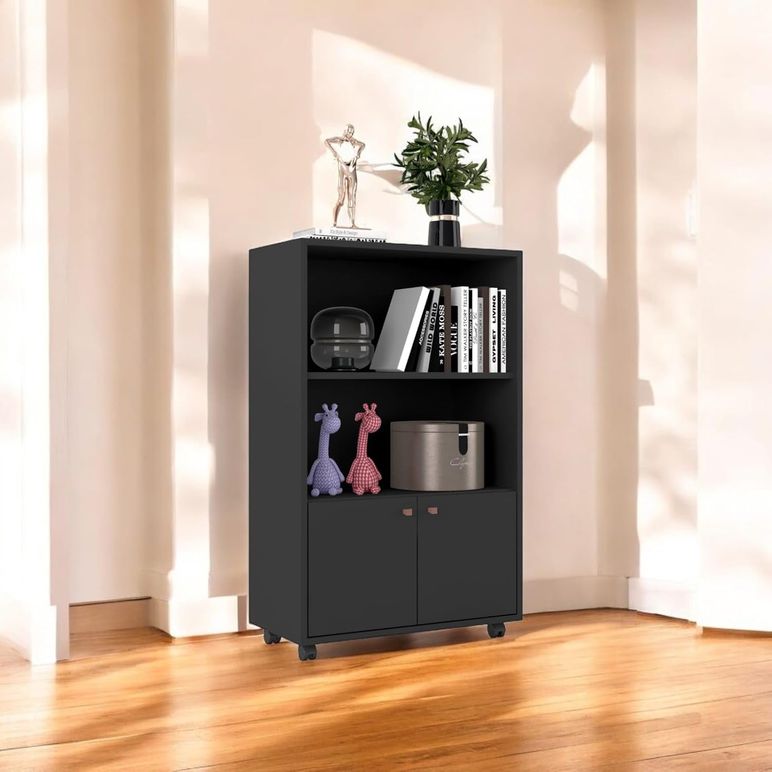 Organizador Estante Livreiro com Divisórias e portas para Escritorio Sapateira Prateleira para Decoração de ambientes e Cantinho do Café com Rodas Rodizio - Cores (Preto) 1 Organizador Estante Livreiro com Divisorias e portas para Escritorio Sapateira