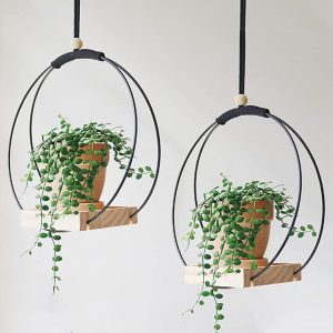 CLQ 2 plantadores suspensos para plantas de interior, vaso preto pendurado com base de madeira, cabide de plantas boho moderno para interior, parede suspensa de teto, janela de decoração de casa