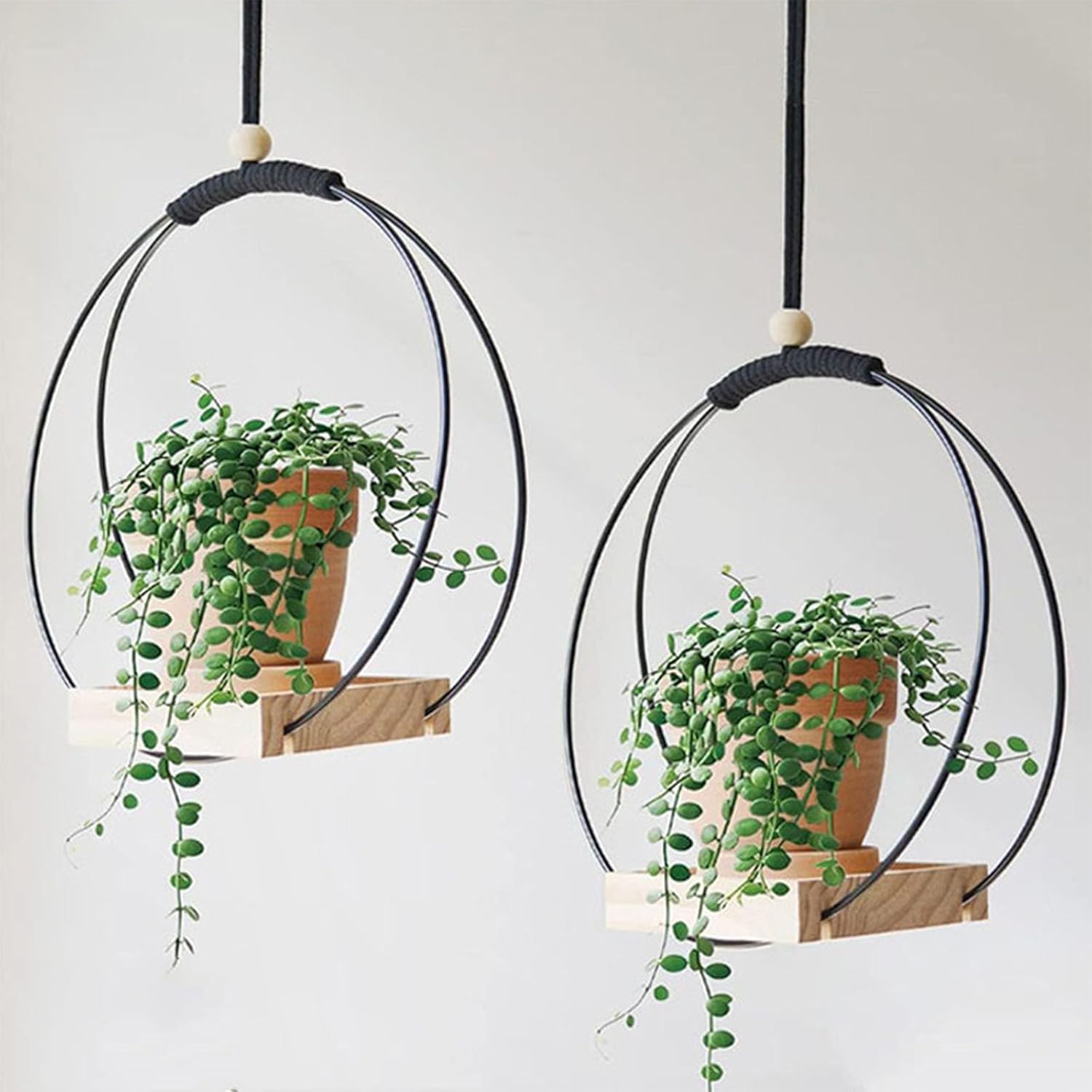 CLQ 2 plantadores suspensos para plantas de interior, vaso preto pendurado com base de madeira, cabide de plantas boho moderno para interior, parede suspensa de teto, janela de decoração de casa 1 CLQ 2 plantadores suspensos para plantas de interior vaso preto