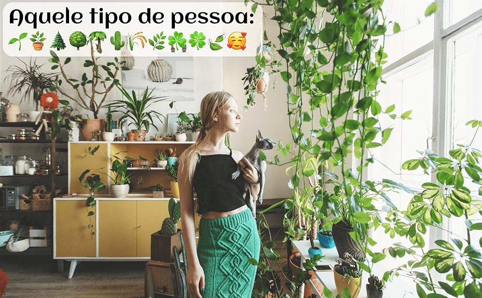 pessoa com gato e várias plantas internas