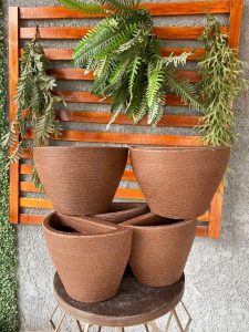 KIT 05 VASOS DE PAREDE POLIETILENO DECORATIVOS P/PLANTAS E JARDINS (Marrom)