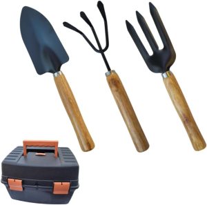 Kit de Jardinagem com Cabo de Madeira 4 Peças com Maleta, Ancinho, Pá Larga e Garfo. Ferramentas Manuais para Jardim Plantar e Transplantar 1 Kit de Jardinagem com Cabo de Madeira 4 Peças com Maleta, Ancinho, Pá Larga e Garfo. Ferramentas Manuais para Jardim Plantar e Transplantar