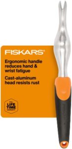 Fiskars Ergo Weeder Tool para remoção de ervas daninhas, ferramenta manual de jardinagem resistente com alça ergonômica e orifício para pendurar