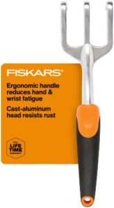 Fiskars Cultivador Ergo para escavação, aeração do solo e remoção de ervas daninhas, ferramenta de jardim resistente com orifício para pendurar