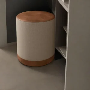 1751348537_PUFF-Closet-Penteadeira-Banqueta-Redonda-LINHO-BEGE-ASSENTO-EM-COURO