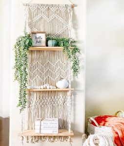 Prateleira para pendurar na parede SnugLife Macrame – Prateleiras de parede de 3 níveis com corda de tecido feita à mão – Organizador de prateleiras Boho para cozinha, banheiro, armazenamento em casa, prateleira de parede flutuante interna de plantas (madeira de pinho)