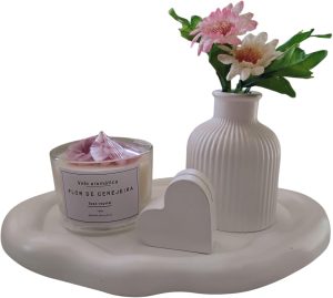 Kit Decorativo com Vela Aromática Flor de Cerejeira, Vaso Branco Canelado e Coração Decorativo porta retrato com Bandeja