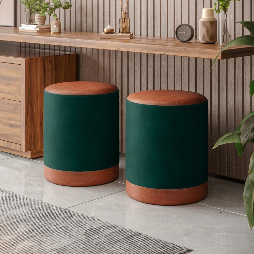KIT 2 PUFF CILINDRO EM VELUDO VERDE COM ASSENTO EM COURO CARAMELO SINTÉTICO. 1 KIT 2 PUFF CILINDRO EM VELUDO VERDE COM ASSENTO EM