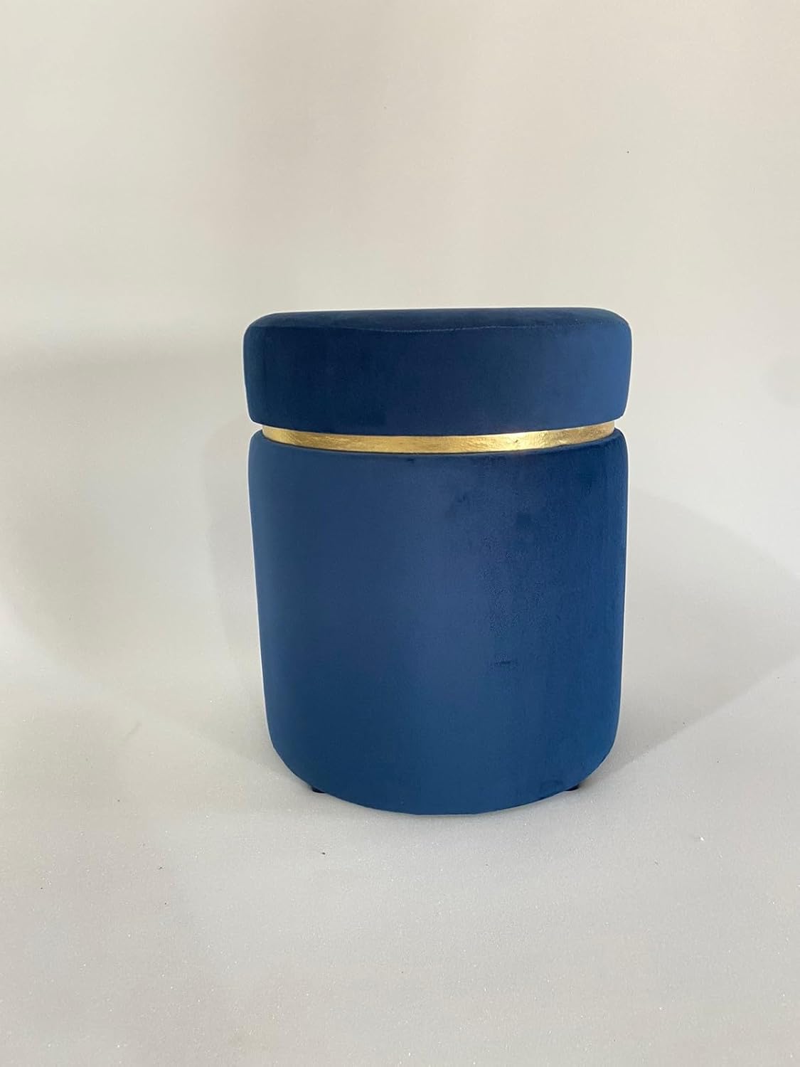 Puff Decorativo Redondo em Veludo Azul com Detalhe Dourado Estilo